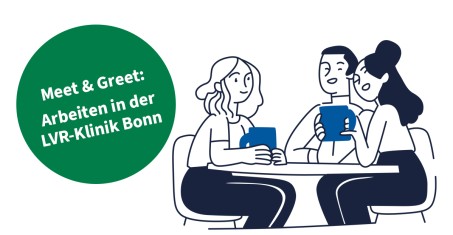 Drei Personen sitzen mit Tassen in der Hand an einem Tisch und lachen