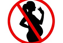 Verbotszeichen mit einer stilisierten schwangeren Frau mit einem Glas Wein in der Hand als Silhouette
